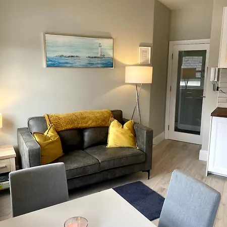 Elegant Penthouse In Town Centre Кинсэйл