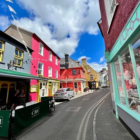 Elegant Penthouse In Town Centre *