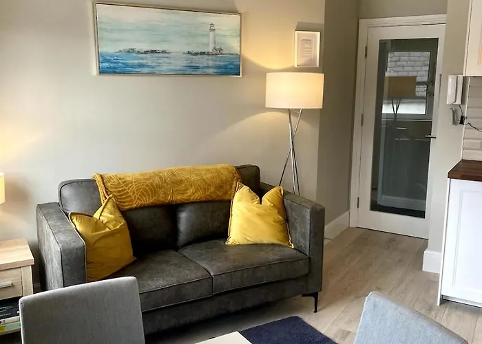 Elegant Penthouse In Town Centre Кинсэйл