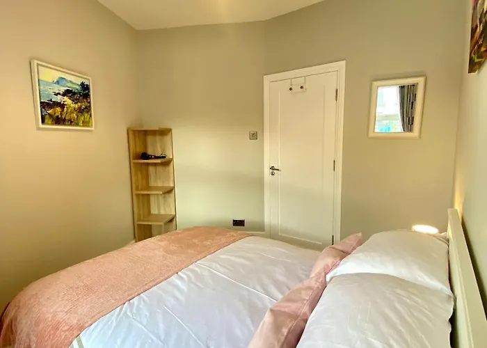 Апартаменты Elegant Penthouse In Town Centre *