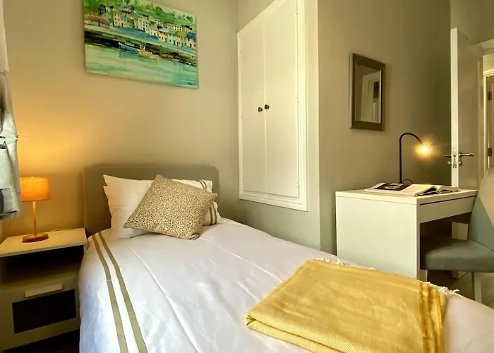 Elegant Penthouse In Town Centre *