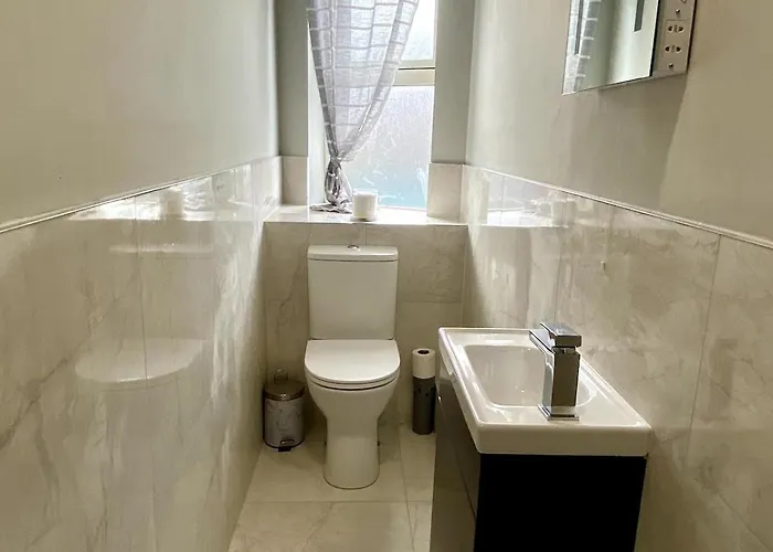 Elegant Penthouse In Town Centre Кинсэйл