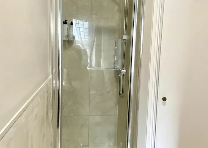 Elegant Penthouse In Town Centre * Кинсэйл