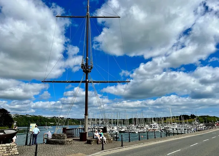 Elegant Penthouse In Town Centre * Кинсэйл