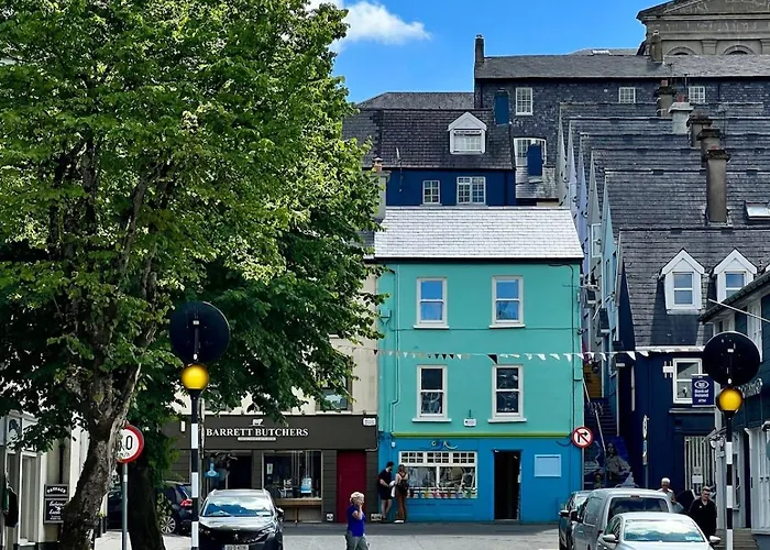 Elegant Penthouse In Town Centre Кинсэйл